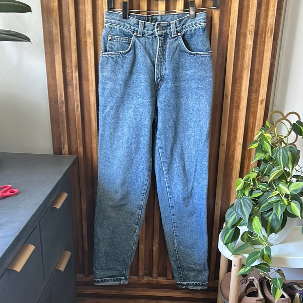 Vintage Levis white Tab Tapered Leg Medium Light Wash Jeans. Size 25/